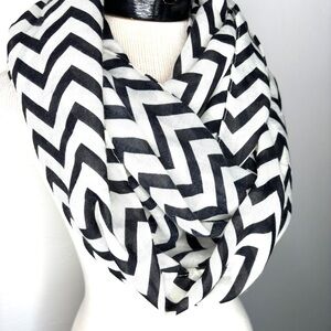 Chic Chevron Infinity Scarf - Black and White NWOT New accessory classic